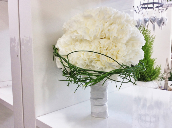 Biedermeierstrauß mit weißen Pfingstrosen