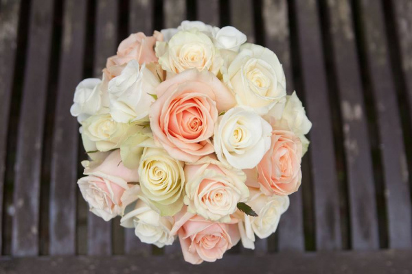 Romantischer Hochzeitsstrauß mit hellen Rosen