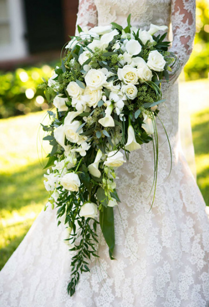 Großer Brautstrauß mit weißen Blumen
