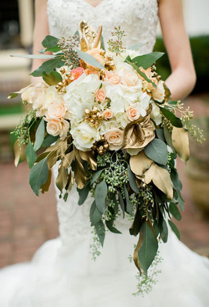 Brautstrauß mit Gold-Akzenten