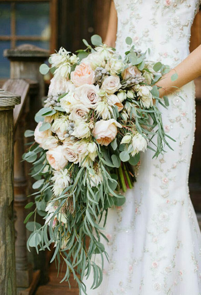 Üppiger Brautstrauß im Vintage-Stil