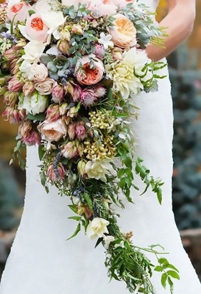 Vintage Wasserfallstrauß in gedeckten Farben
