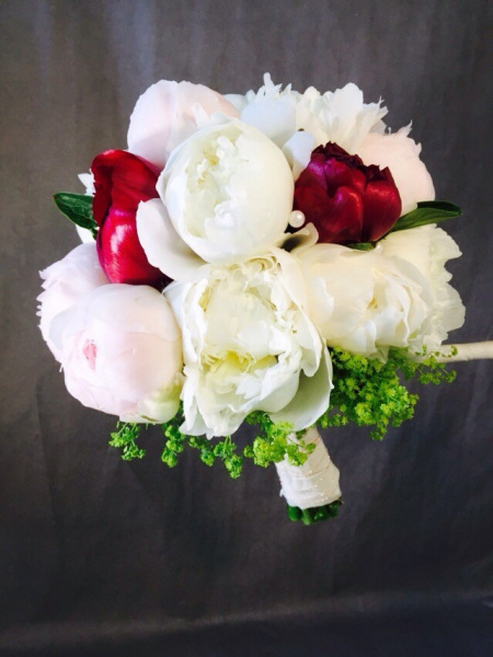 Weißer Pfingstrosen-Biedermeierstrauß für die Hochzeit