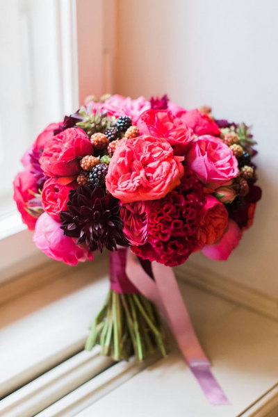 Pfingstrosen Brautstrauß in Beeren-Tönen