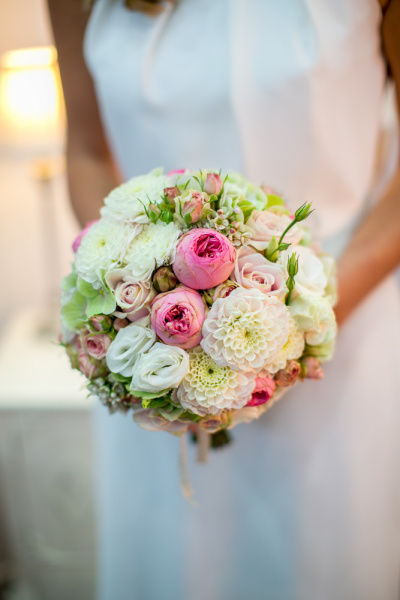 Weißer Brautstrauß mit rosa Pfingstrosen