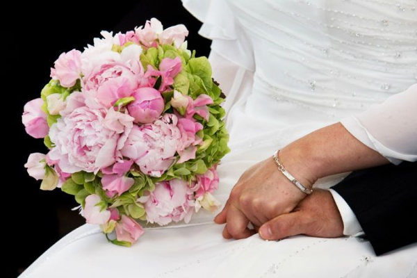 Romantischer Hochzeitsstrauß mit Pfingstrosen