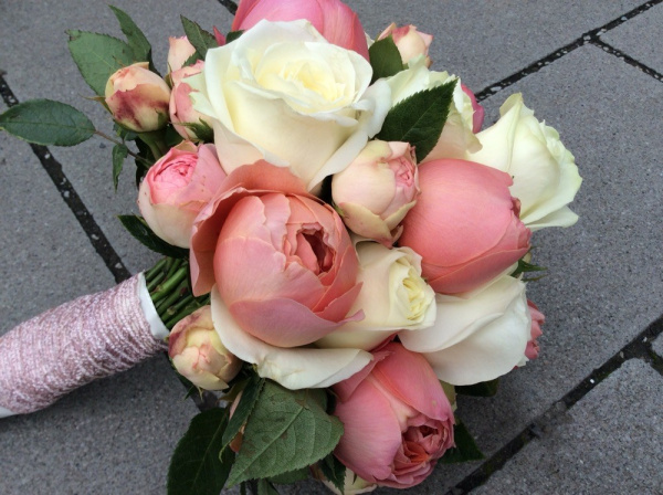 Vintage Biedermeierstrauß in weiß-rosé