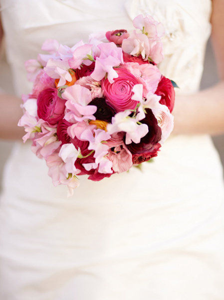 Verspielter Hochzeitsstrauß mit Pfingstrosen