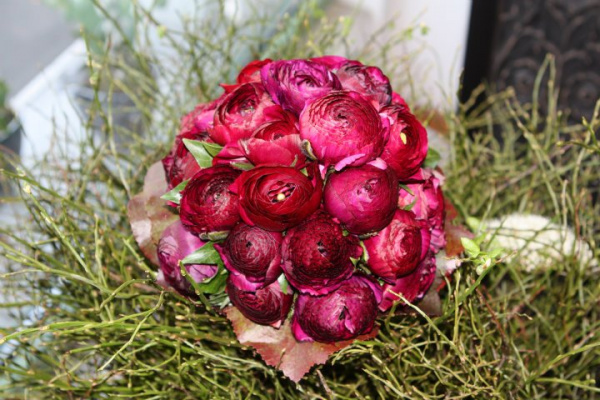 Roter Pfingstrosen-Brautstrauß