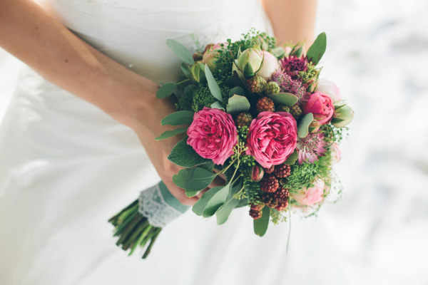 Grüner Biedermeierbrautstrauß mit pinken Pfingstrosen