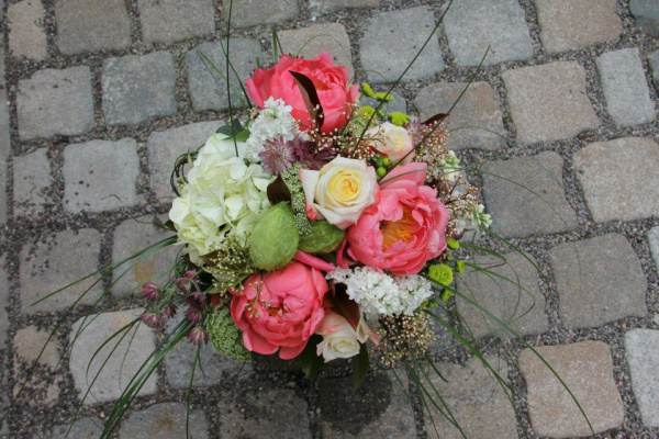 Biedermeierstrauß mit Pfingstrosen in Apricot