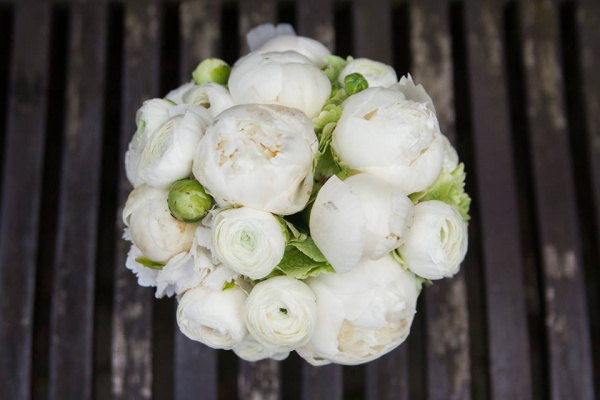 Weißer Biedermeierstrauß mit Pfingstrosen