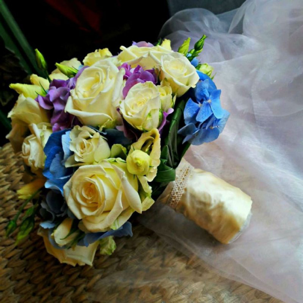 Vintage Hochzeitsstrauß mit großen Rosen