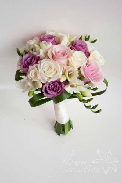 Edler Vintage Strauß mit rosa, lila und weißen Rosen