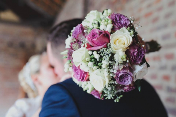 Vintage Hochzeitsstrauß mit farbigen und weißen Rosen