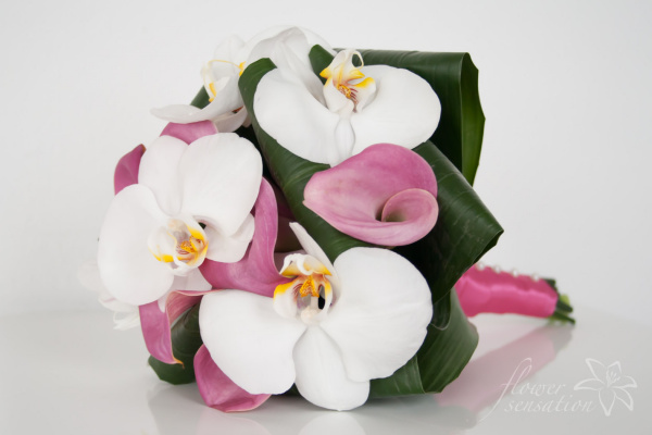 Hochzeitsstrauß mit weißen Orchideen und rosa Callas