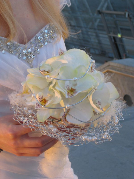 Biedermeierbrautstrauß mit Orchideen