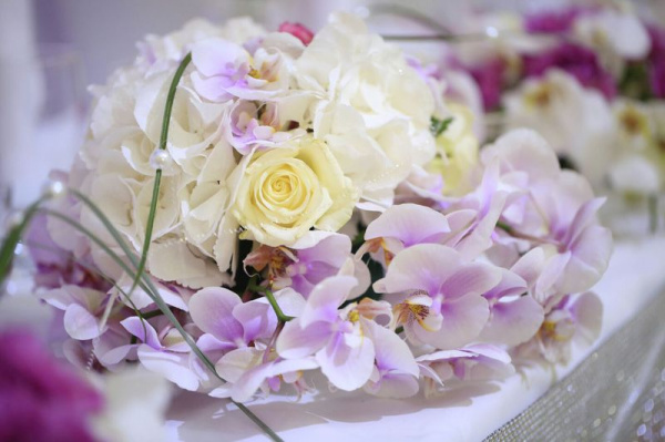 Romantischer Orchideen-Hochzeitsstrauß mit