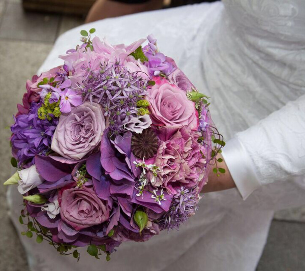 Vintage Hochzeitsstrauß mit lila und rosa Blumen