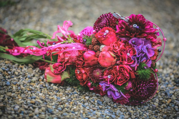 Lila-Roter Wasserfallbrautstrauß im Vintage-Stil