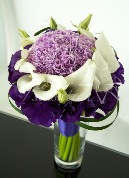 Lila Hochzeitsstrauß mit weißer Calla und Flieder Pfingstrosen