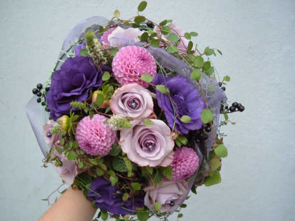Hochzeitsstrauß mit Blumen in Flieder und Rosé