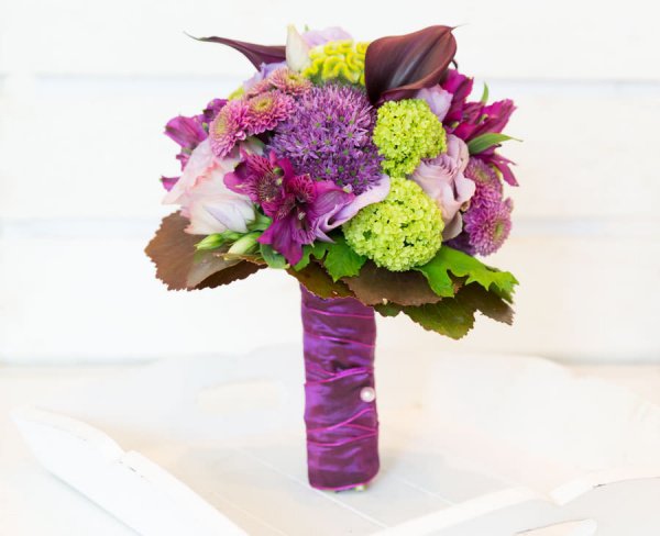 Lila Biedermeier Hochzeitsstrauß