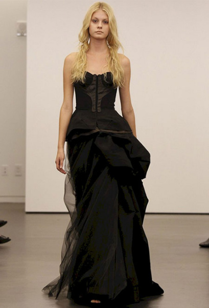 Schlichtes Brautkleid in Schwarz