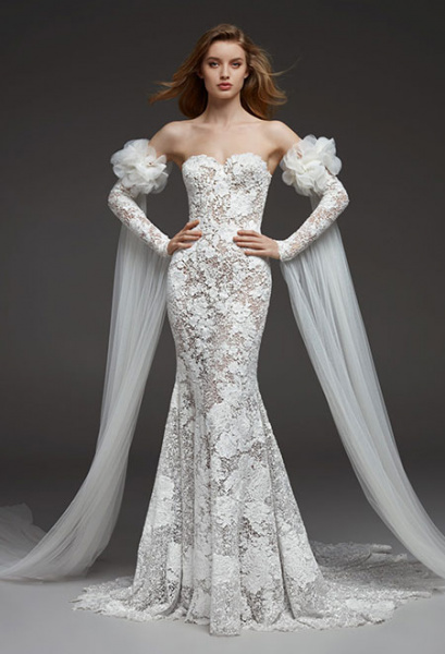 Schulterfreies Brautkleid mit Ärmeln