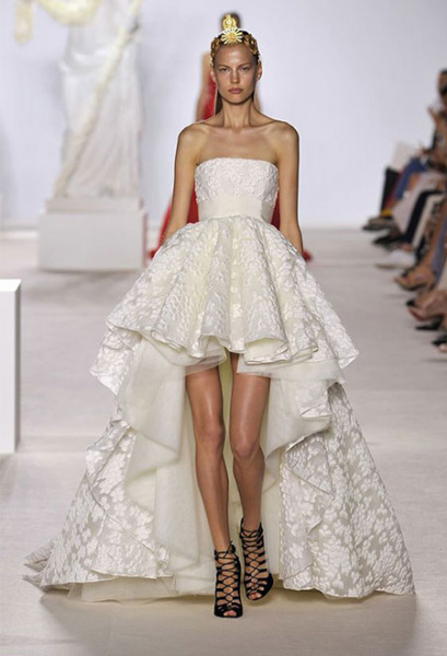 Ausgestelltes High-Low Brautkleid